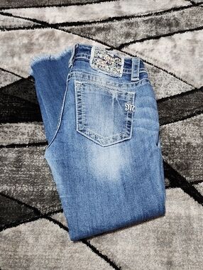MISS ME SIGNATURE EMBROIDERED PEARL BEADS SEQUINS RAW-HEM ANKLE SKINNY DENIM JEA